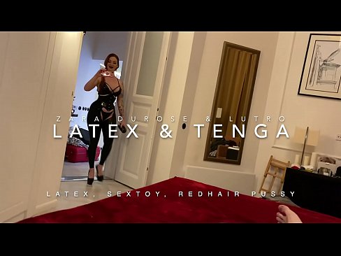 ❤️ Jaruma mai jajayen kaya sanye da rigar latex mai cin duri Batsa na Rasha